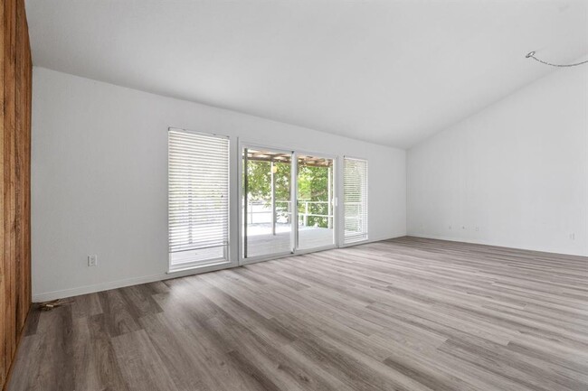 Building Photo - 80 Lakeview Village