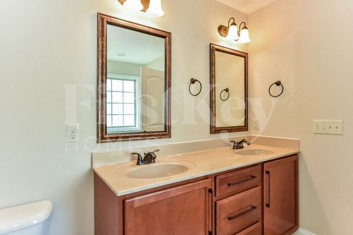 Building Photo - 758 Cavalier Dr