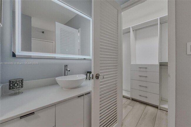 Building Photo - 100 Lincoln Rd