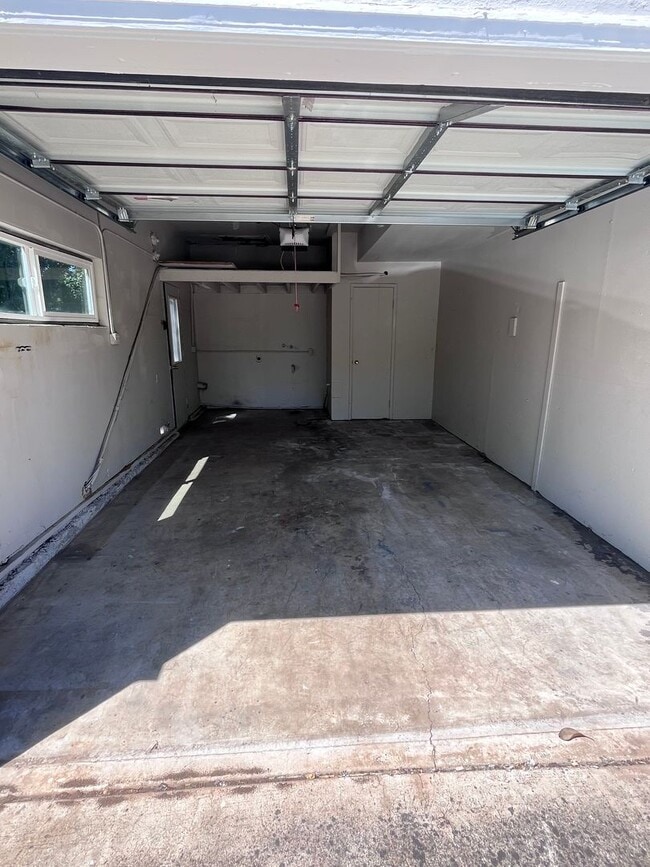 Building Photo - UPDATED 2 BEDROOM, TWO STORY DUPLEX!!