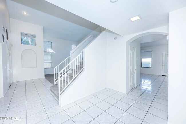 Building Photo - 3844 E Kings Ave