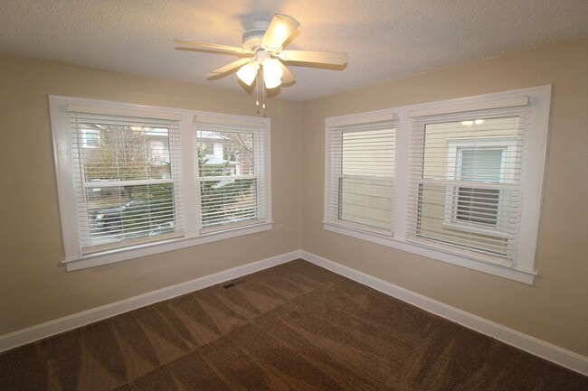 Building Photo - Updated 2 Bedroom 1 Bath Duplex Within Wal...