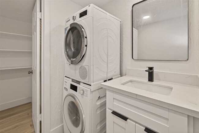 Building Photo - 3300 Yorktown St