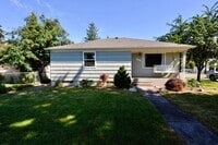 Building Photo - Charming 2 bed 1 bath bungalow with 2nd living room