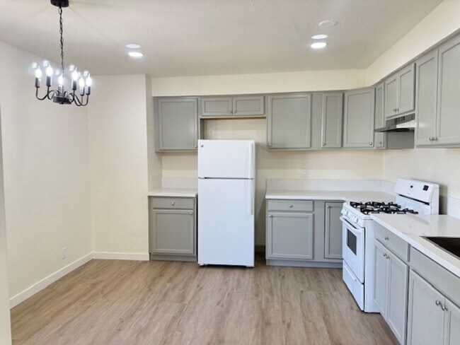 Building Photo - Spacious remodeled 2 BR apartment - Inglew...