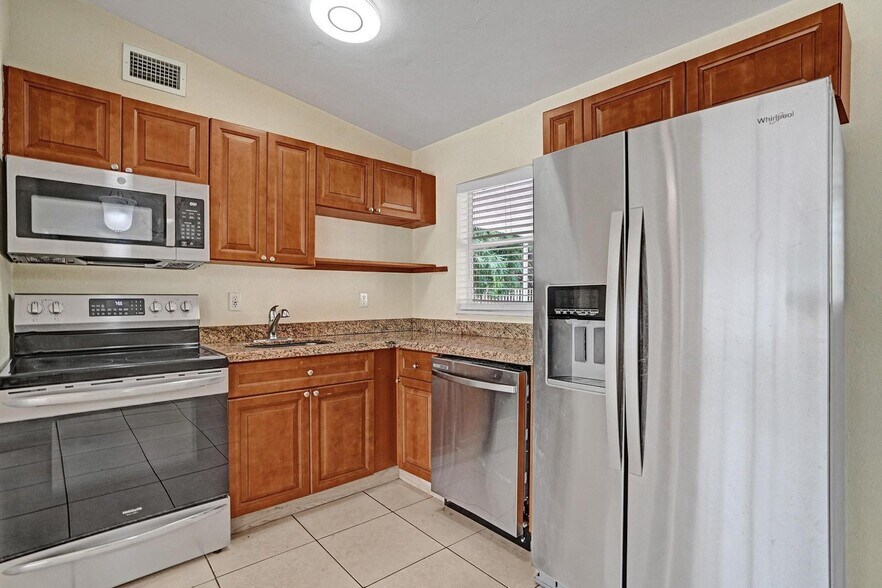 Building Photo - 1205 S Lake Dr