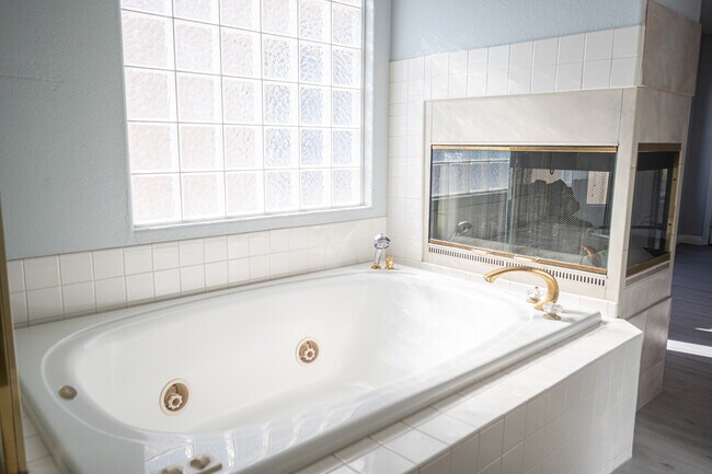 Building Photo - 8420 Bay Crest Dr