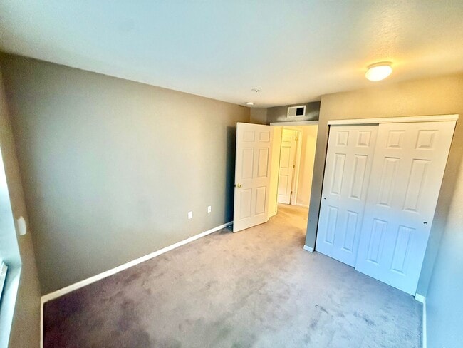 Building Photo - Cozy Two Bed/Two Bath Condo in Convenient ...
