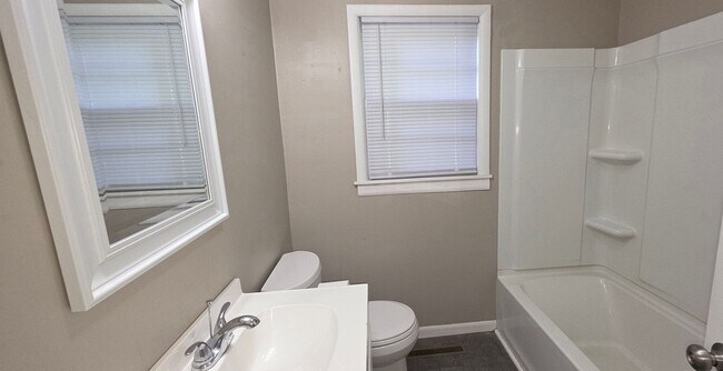 Building Photo - Nice brick 3 bedroom home! $1250! Large fenced yard!