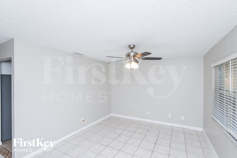 Building Photo - 738 Empress St SE