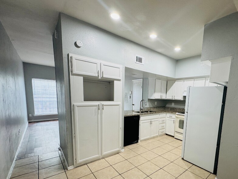 Building Photo - 8731 Village of Fondren Dr