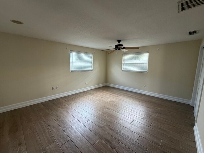 Building Photo - 104 Oakwood Ave