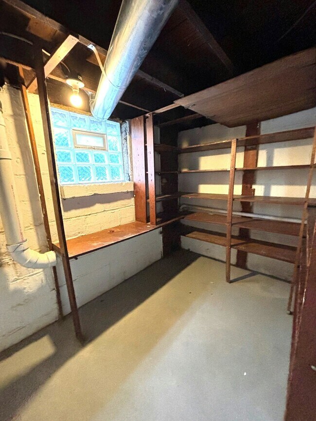 Building Photo - 536 E Jarvis Ave