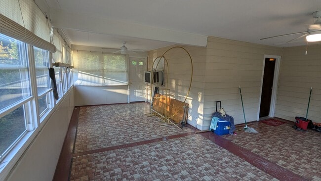 Building Photo - Welcome to this gem located in the heart o...