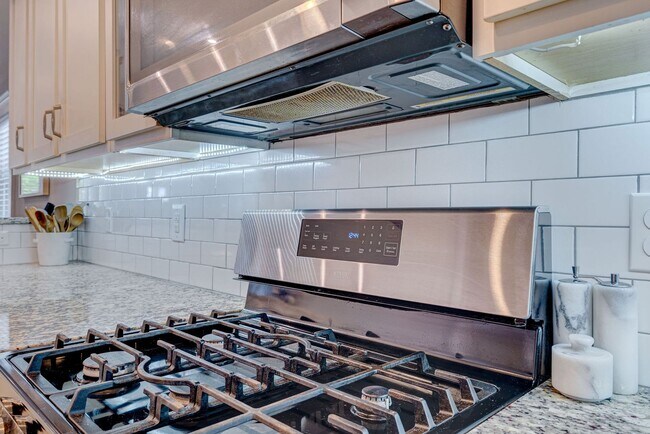 Building Photo - Midtown Rental in Forest Hills