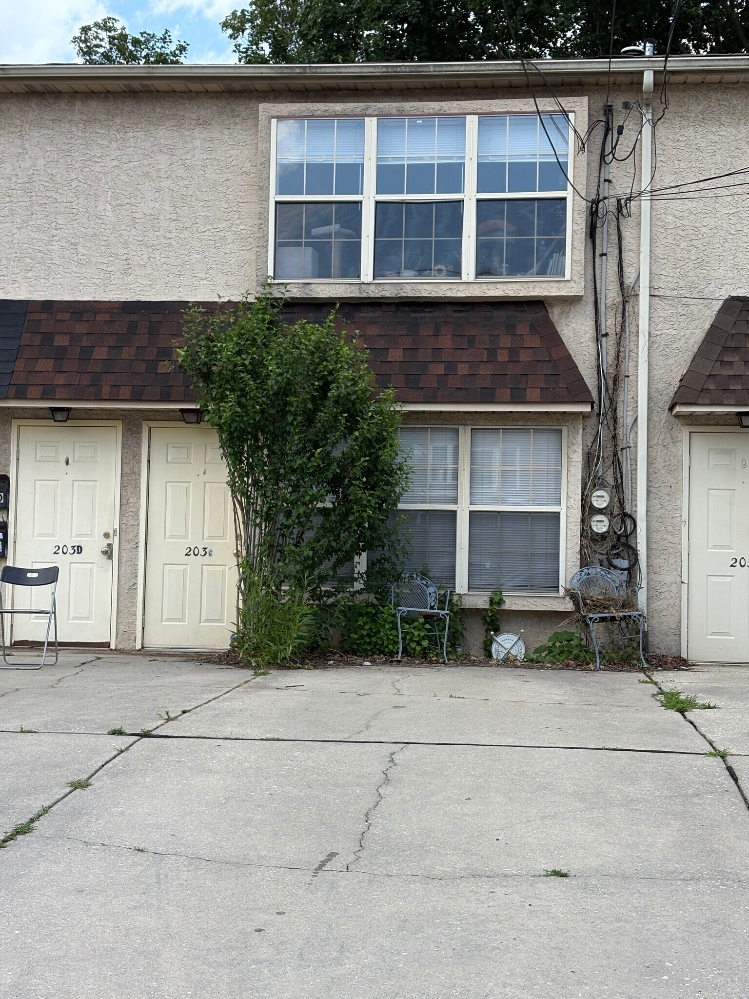 2 car driveway - 203 Rock St