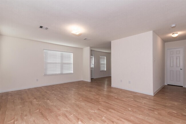 Building Photo - 724 South Ella Creek Drive