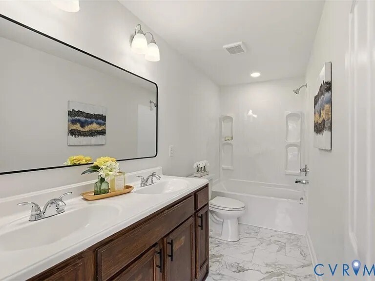 Building Photo - 724 Wilson St