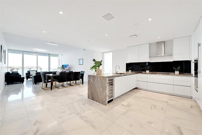 Building Photo - 700 NE 26th Terrace