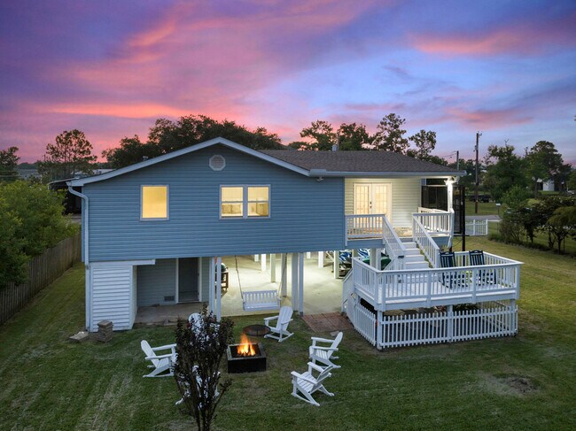 Building Photo - 806 Deer Dr