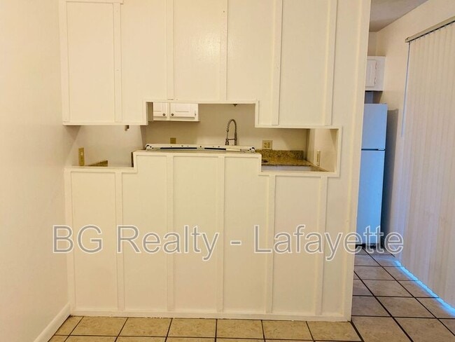 Building Photo - 302 Pillette Rd