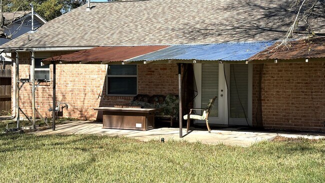 Building Photo - 13631 Greenway Dr