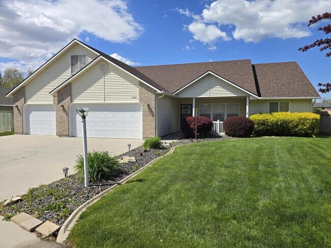 Primary Photo - 1728 W Greenhead Dr