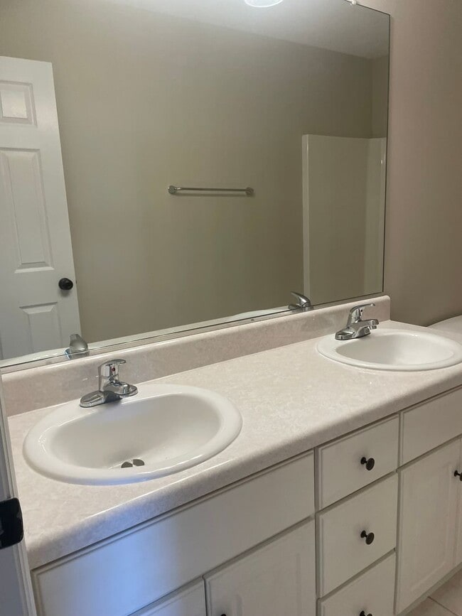 Building Photo - Beautiful Townhome Across Street From Jones Creek Golf Club