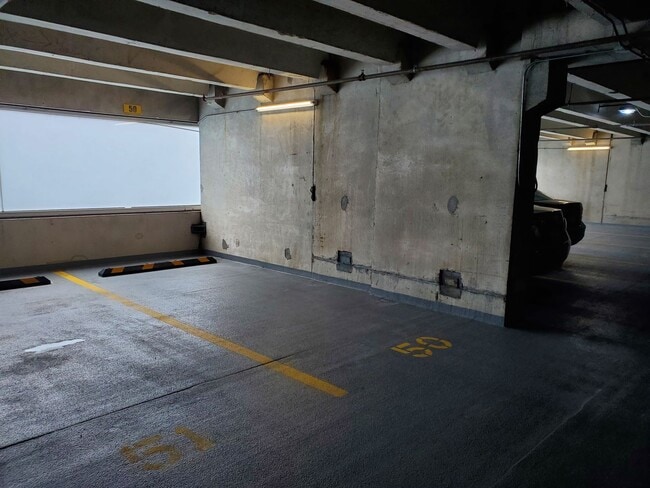 Building Photo - Amazing Views, Tons of Light and Space, an...