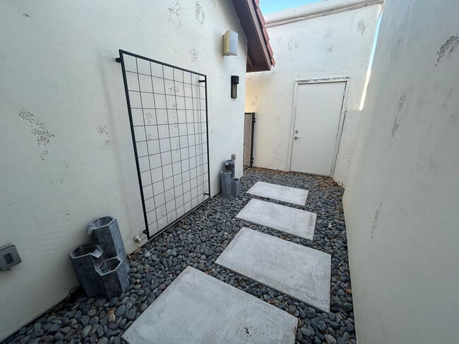 Building Photo - 2 Bedroom 2 Bathroom Alta Mirada Townhome