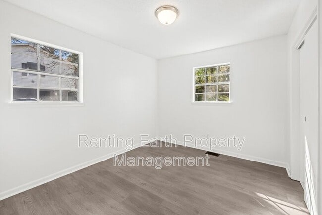 Building Photo - 2836 Creek Ln NE