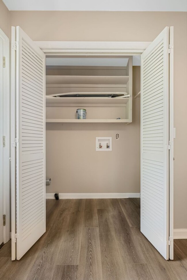 Building Photo - Convenient Brentwood Condo