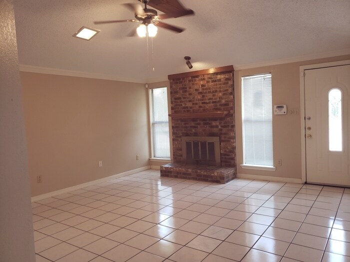 Building Photo - 2217 Rockwood Dr