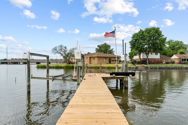 Building Photo - Perfect waterfront retreat in Norfolk