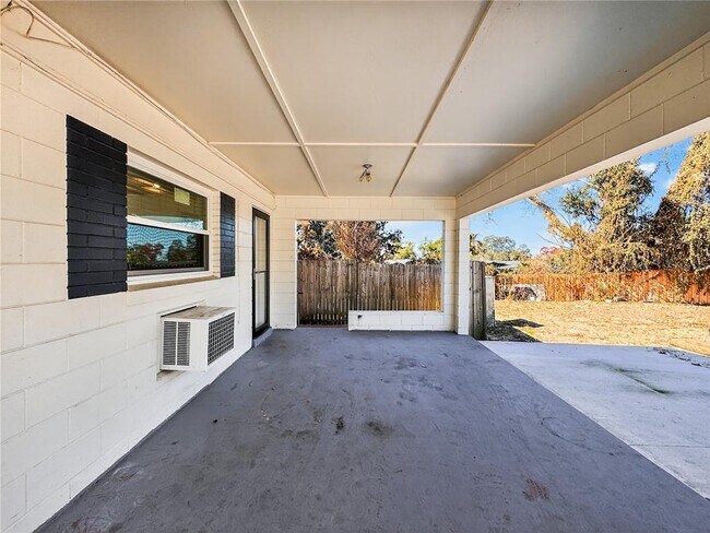 Building Photo - 2304 Country Club Rd