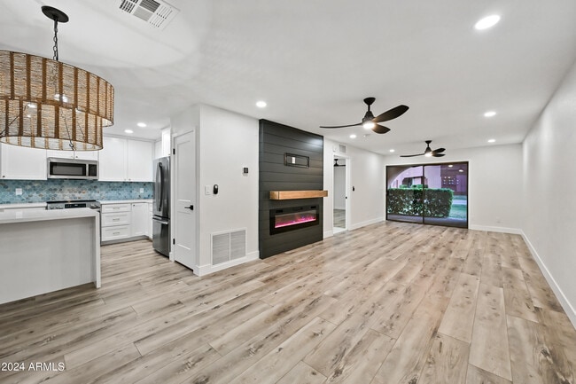 Building Photo - 12212 N Paradise Vlg Pkwy S