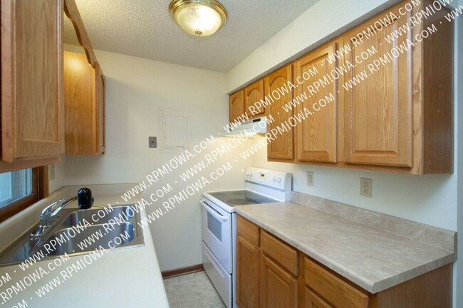 Building Photo - WEST AMES!! - 2 Bedroom, 1 Bath Duplex in ...