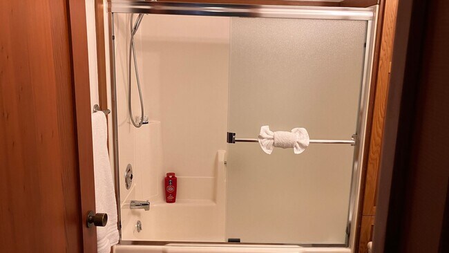 Building Photo - Furnished Lakefront home with amazing Lakeviews