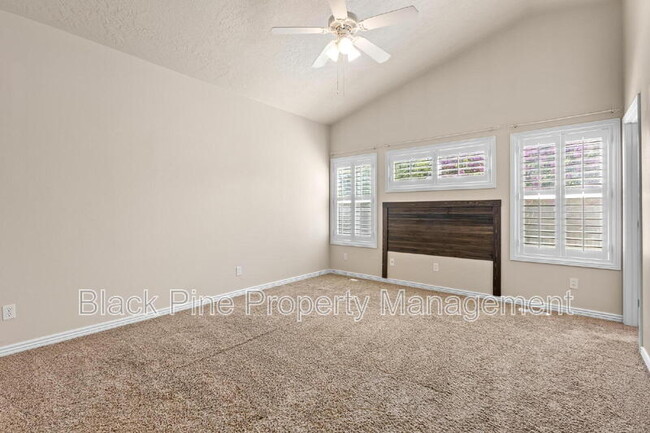 Building Photo - 4017 E Winterberry Dr
