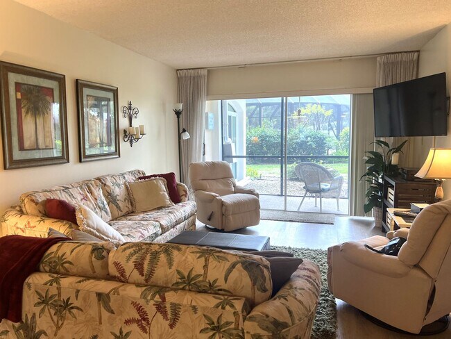 Building Photo - 2BR/2BA Ground Level Condo in Venice Ave C...