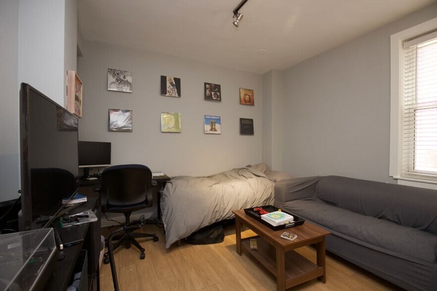 Building Photo - 549 W Belmont Ave