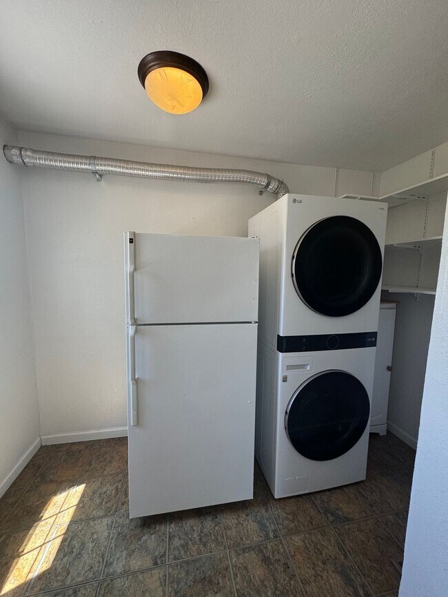 Building Photo - 2 bed 1 bath house in great neighborhood - Close to OIT and Skylakes