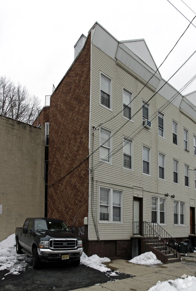 Primary Photo - 134 Lincoln St