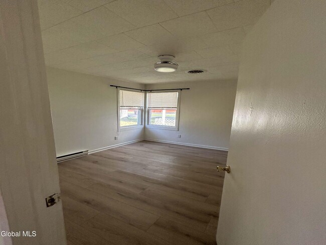 Building Photo - 10 Grove Pl