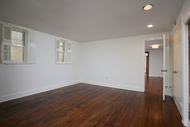 Building Photo - Large 1,126 sf 1BR/2BA with Den/Office Centrally Located in Georgetown
