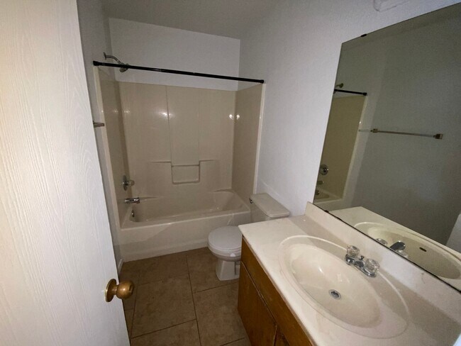 Building Photo - 2805 Lucille Dr