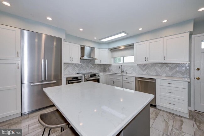 Building Photo - 1717 Country Club Dr