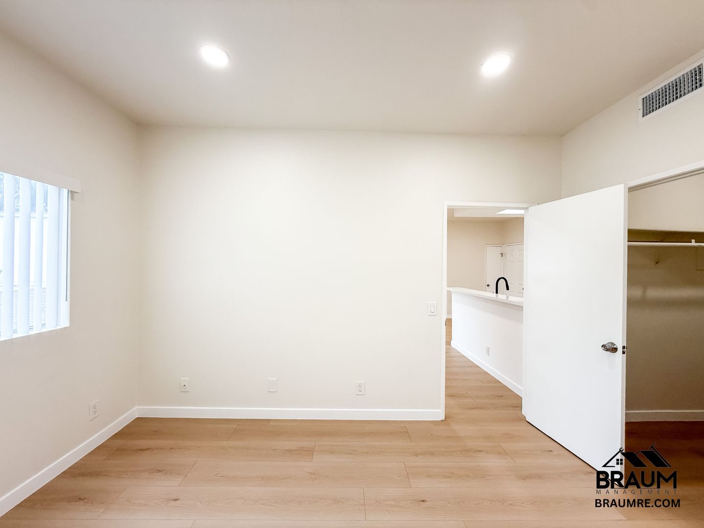 Building Photo - 11459 Collins St