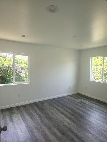 Building Photo - 1221 W 47th St
