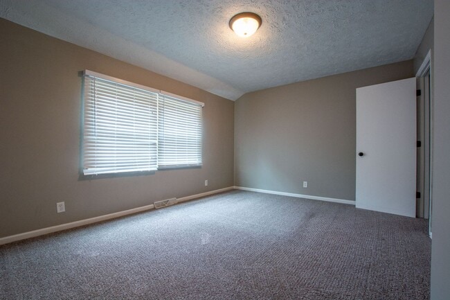 Building Photo - Split Entry 3 Bedroom / 1.5 Bath Home